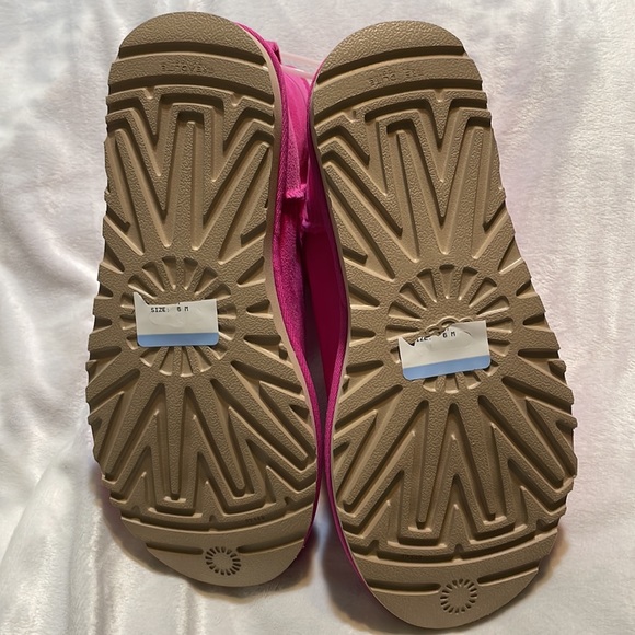 UGG Classic Mini II Shearling Boot - Picture 11 of 17